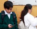 Un estudiante de secundaria usa un celular en Ciudad de México. EFE/ M. Guzmán