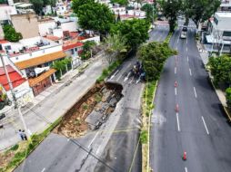 Las intensas lluvias provocaron la apertura de un megasocavón en la colonia Jardines del Country. El Siapa y Protección Civil atienden la emergencia que mantendrá cerrada la vialidad. EL INFORMADOR/ A. Navarroubi