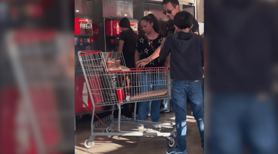 Esta acción inusual provocó la mirada atónita de los presentes y la posterior intervención del personal del establecimiento comercial. ESPECIAL