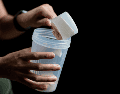 El creciente interés por mejorar el rendimiento físico ha impulsado el consumo de estos productos, pero los especialistas coinciden en que utilizarlos sin supervisión puede generar riesgos evitables.  CANVA
