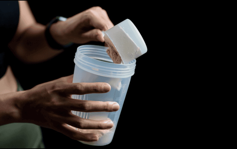 El creciente interés por mejorar el rendimiento físico ha impulsado el consumo de estos productos, pero los especialistas coinciden en que utilizarlos sin supervisión puede generar riesgos evitables.  CANVA