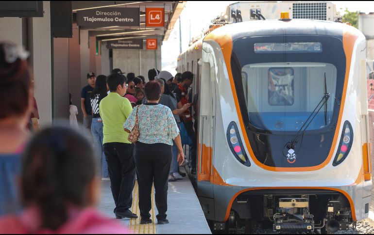 15 de Diciembre 2025. Usuarios aprovechan el primer viaje de la Línea 4 del Tren Ligero. EL INFORMADOR/ A. Navarro