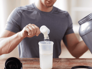 Puesto que la creatina promueve la hidratación dentro de la célula, resulta indispensable acompañar su uso con una ingesta adecuada de agua a lo largo del día. CANVA
