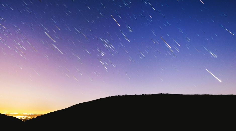 La lluvia de estrellas Épsilon Perseidas provienen de un enjambre distinto de partículas con mayor velocidad de entrada a la atmósfera terrestre. UNSPLASH / A. SCHMID