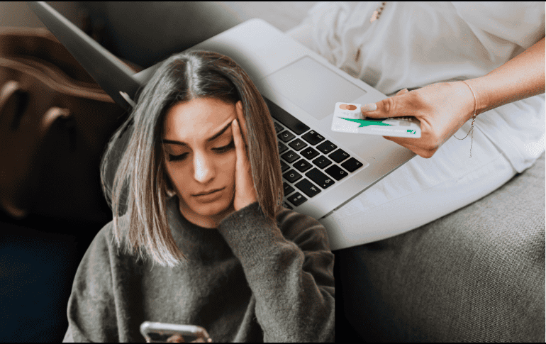 El consumismo emocional afecta tus finanzas personales. Descubre cómo evitar gastos impulsivos con las recomendaciones de Profeco y Condusef. ESPECIAL/Canva