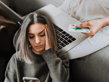 El consumismo emocional afecta tus finanzas personales. Descubre cómo evitar gastos impulsivos con las recomendaciones de Profeco y Condusef. ESPECIAL/Canva