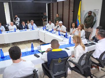 Fotografía cedida por la Presidencia de Colombia que muestra a su mandatario, Abelardo de la Espriella (c), hablando durante una reunión con empresarios este lunes, en Quibdó. EFE/Presidencia de Colombia