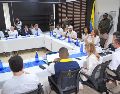 Fotografía cedida por la Presidencia de Colombia que muestra a su mandatario, Abelardo de la Espriella (c), hablando durante una reunión con empresarios este lunes, en Quibdó. EFE/Presidencia de Colombia