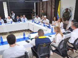 Fotografía cedida por la Presidencia de Colombia que muestra a su mandatario, Abelardo de la Espriella (c), hablando durante una reunión con empresarios este lunes, en Quibdó. EFE/Presidencia de Colombia