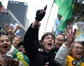 Personas asisten a un acto por el Día de la Independencia de Brasil donde participa el candidato a la Presidencia de Brasil, Flávio Bolsonaro, en la Avenida Paulista, en São Paulo. EFE/I. Montana