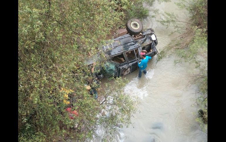 El vehículo terminó a unos 25 metros de profundidad, por lo que cuerpos de emergencia utilizaron un sistema de cuerdas para recuperar el cuerpo. ESPECIAL/Protección Civil y Bomberos de Jalisco