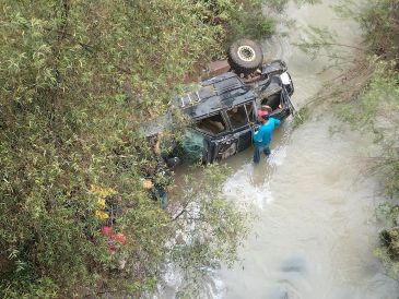 El vehículo terminó a unos 25 metros de profundidad, por lo que cuerpos de emergencia utilizaron un sistema de cuerdas para recuperar el cuerpo. ESPECIAL/Protección Civil y Bomberos de Jalisco