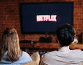 Antes de comprar un nuevo aparato, conviene revisar el modelo exacto del televisor y consultar su compatibilidad. CANVA
