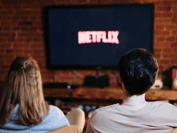 Antes de comprar un nuevo aparato, conviene revisar el modelo exacto del televisor y consultar su compatibilidad. CANVA