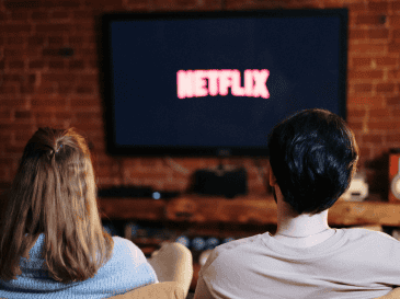 Antes de comprar un nuevo aparato, conviene revisar el modelo exacto del televisor y consultar su compatibilidad. CANVA