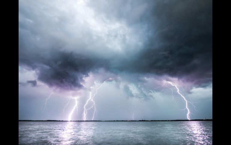 Se prevé que el huracán Lowell pase cerca, generando vientos destructivos, deslaves, posibles tornados, peligrosas corrientes de resaca y hasta 40 centímetros (16 pulgadas) de lluvia en algunas zonas. UNSPLASH