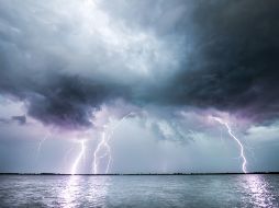 Se prevé que el huracán Lowell pase cerca, generando vientos destructivos, deslaves, posibles tornados, peligrosas corrientes de resaca y hasta 40 centímetros (16 pulgadas) de lluvia en algunas zonas. UNSPLASH