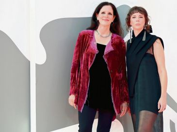 La cineasta estadounidense Laura Poitras posa junto a la codirectora Rachel Lauren Mueller en el Festival de Cine de Venecia. EFE