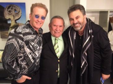 Chucho Gallegos acompañado de Emmanuel y Mijares. El periodista construyó una carrera cercana a las celebridades y dejó una huella imborrable en la prensa de espectáculos mexicana. X/ChuchoGallegosR