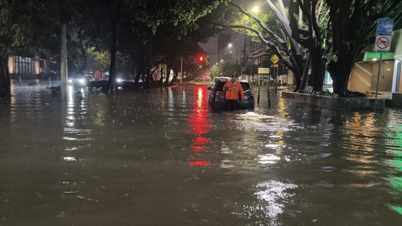 &nbsp;Inundación en el cruce de las avenidas Niños Héroes y Arcos. ESPECIAL
