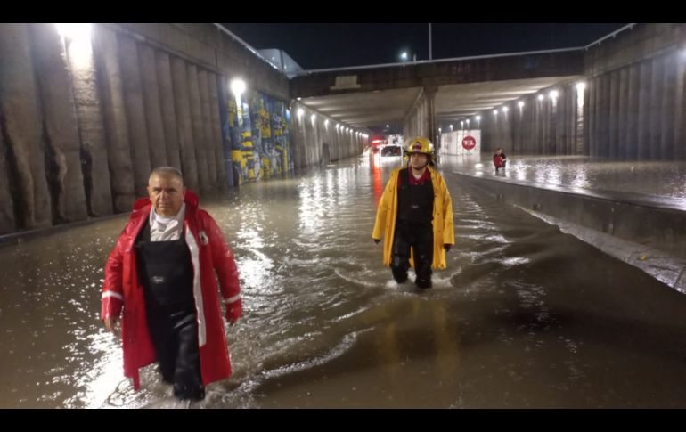 Aspectos de la inundación en el paso a desnivel de la Carretera a Nogales. ESPECIAL