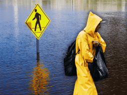 Por la saturación de humedad en el suelo por las lluvias previas, la tierra ya no puede absorber más líquido, por lo que el agua se acumulará mucho más rápido en las calles. ESPECIAL / CANVA