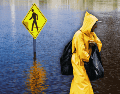 Por la saturación de humedad en el suelo por las lluvias previas, la tierra ya no puede absorber más líquido, por lo que el agua se acumulará mucho más rápido en las calles. ESPECIAL / CANVA