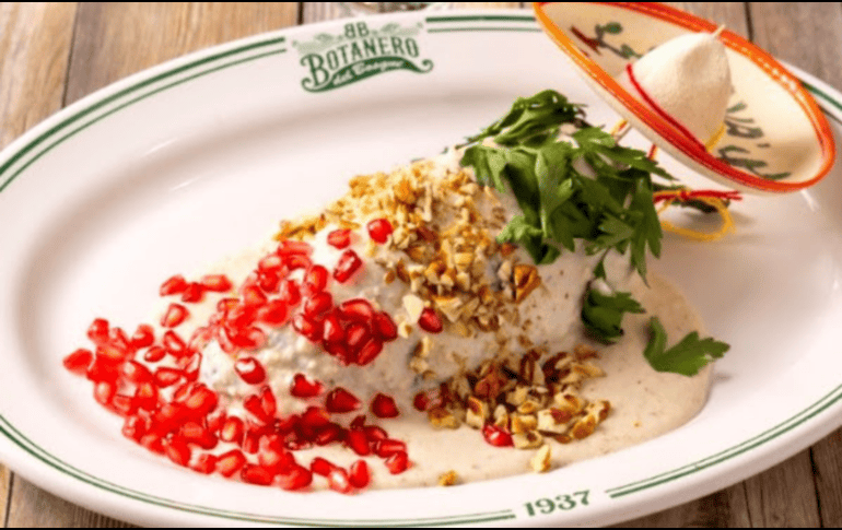 El chile en nogada de Botanero del Bosque combina picadillo de res con cabeza de lomo y frutas de la época, entre otras cosas. ESPECIAL