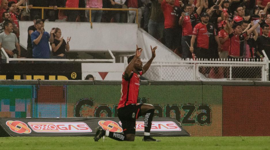 Antes de llegar a disputar un lugar entre los mejores del mundo, Julián Quiñones escribió una de las páginas más memorables del Atlas, equipo con el que fue dos veces campeón en la Liga MX. EL INFORMADOR / ARCHIVO