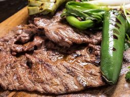 La carne asada puede servirse de manera sencilla durante una comida cotidiana o convertirse en el centro de una reunión familiar o celebración. ESPECIAL / CANVA