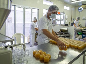 Desde hace siglos, distintas sociedades han recurrido a técnicas para conservar, transformar y hacer más seguros los alimentos. EFE / ARCHIVO