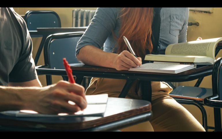 Juan Carlos Silas, académico del ITESO, consideró necesario regular el uso de celulares en las aulas. ESPECIAL/PEXELS