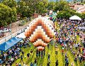 Cada septiembre, equipos locales lanzan al cielo enormes globos artesanales de papel de china como parte de los festejos patrios. ESPECIAL