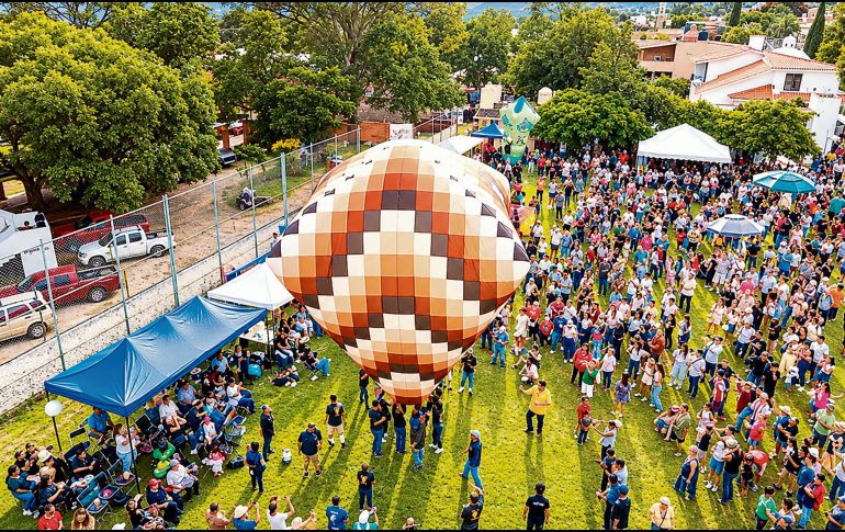 Cada septiembre, equipos locales lanzan al cielo enormes globos artesanales de papel de china como parte de los festejos patrios. ESPECIAL