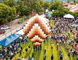 Cada septiembre, equipos locales lanzan al cielo enormes globos artesanales de papel de china como parte de los festejos patrios. ESPECIAL