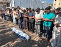 Funeral en el Hospital Naser de Jan Yunis del niño Obaida Osama Al Sheij Eid de 11 años, que murió este miércoles por heridas de disparos del Ejercito israelí. EFE