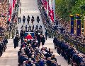 El féretro del rey Harald V de Noruega es trasladado desde el Palacio hasta la Catedral de Oslo para el funeral. EFE/EPA/O. Berg-Rusten