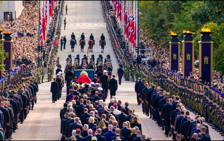 El féretro del rey Harald V de Noruega es trasladado desde el Palacio hasta la Catedral de Oslo para el funeral. EFE/EPA/O. Berg-Rusten