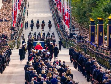 El féretro del rey Harald V de Noruega es trasladado desde el Palacio hasta la Catedral de Oslo para el funeral. EFE/EPA/O. Berg-Rusten