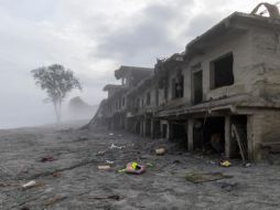 Solo 102 víctimas mortales han podido ser entregadas hasta ahora a sus familias, mientras las autoridades mantienen un amplio operativo para identificar los restos recuperados. EFE/EPA/N. Shrestha