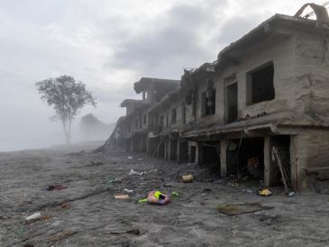 Solo 102 víctimas mortales han podido ser entregadas hasta ahora a sus familias, mientras las autoridades mantienen un amplio operativo para identificar los restos recuperados. EFE/EPA/N. Shrestha