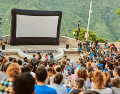Ver una película al aire libre, recostado sobre el pasto y bajo el cielo estrellado, es una experiencia que se puede disfrutar en Guadalajara. ESPECIAL/ FACEBOOK / Cinema Live Guadalajara