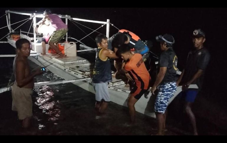 En videos virales se aprecia la embarcación completamente envuelta en llamas. EFE/Guardia Costera de Filipinas