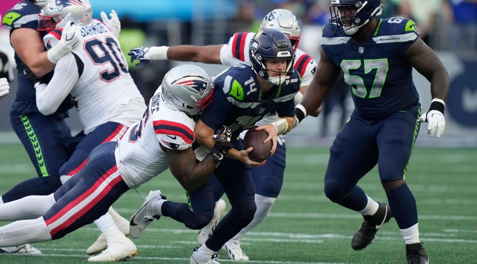Sam Darnold, quarterback titular de Seattle, abandonó el partido por una lesión de cadera, empañando el triunfo. AP/S. Brashear