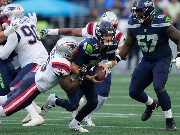 Sam Darnold, quarterback titular de Seattle, abandonó el partido por una lesión de cadera, empañando el triunfo. AP/S. Brashear