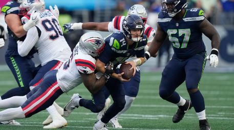 Sam Darnold, quarterback titular de Seattle, abandonó el partido por una lesión de cadera, empañando el triunfo. AP/S. Brashear