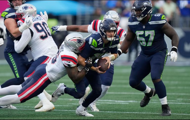 Sam Darnold, quarterback titular de Seattle, abandonó el partido por una lesión de cadera, empañando el triunfo. AP/S. Brashear