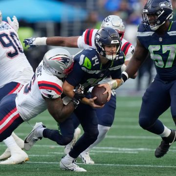 Sam Darnold, quarterback titular de Seattle, abandonó el partido por una lesión de cadera, empañando el triunfo. AP/S. Brashear
