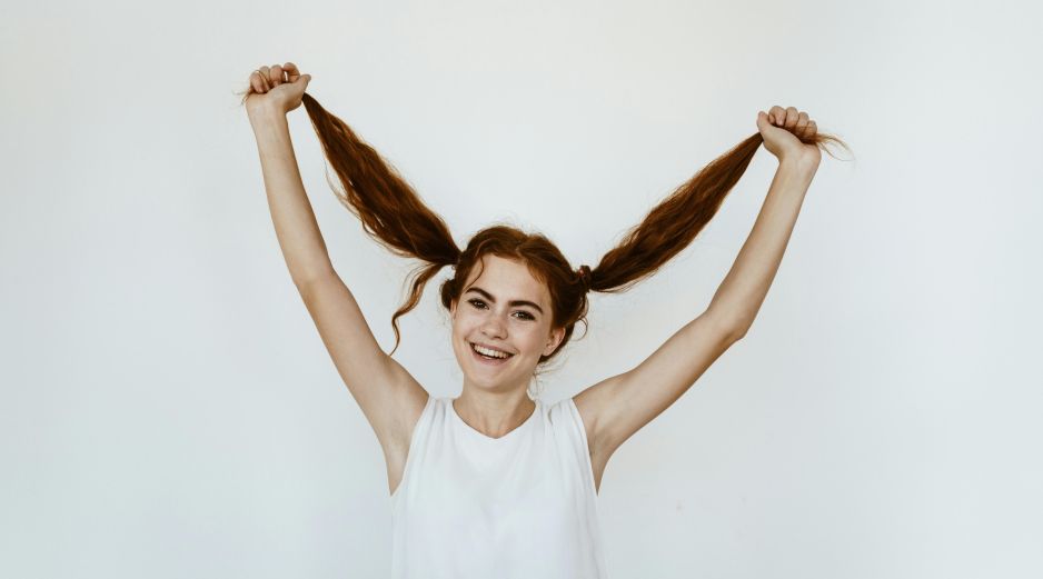 El cabello crece de forma natural, pero su apariencia depende de qué tan bien lo cuides. UNSPLASH / A. NELEN