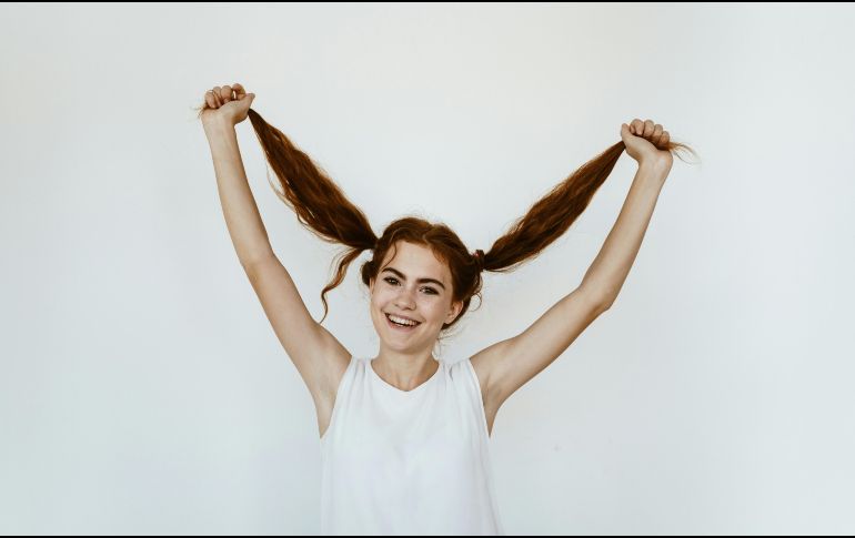 El cabello crece de forma natural, pero su apariencia depende de qué tan bien lo cuides. UNSPLASH / A. NELEN